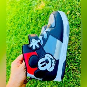 Disney rare Mickey Mouse High Top Sneaker Youth Sz 2 like new condition